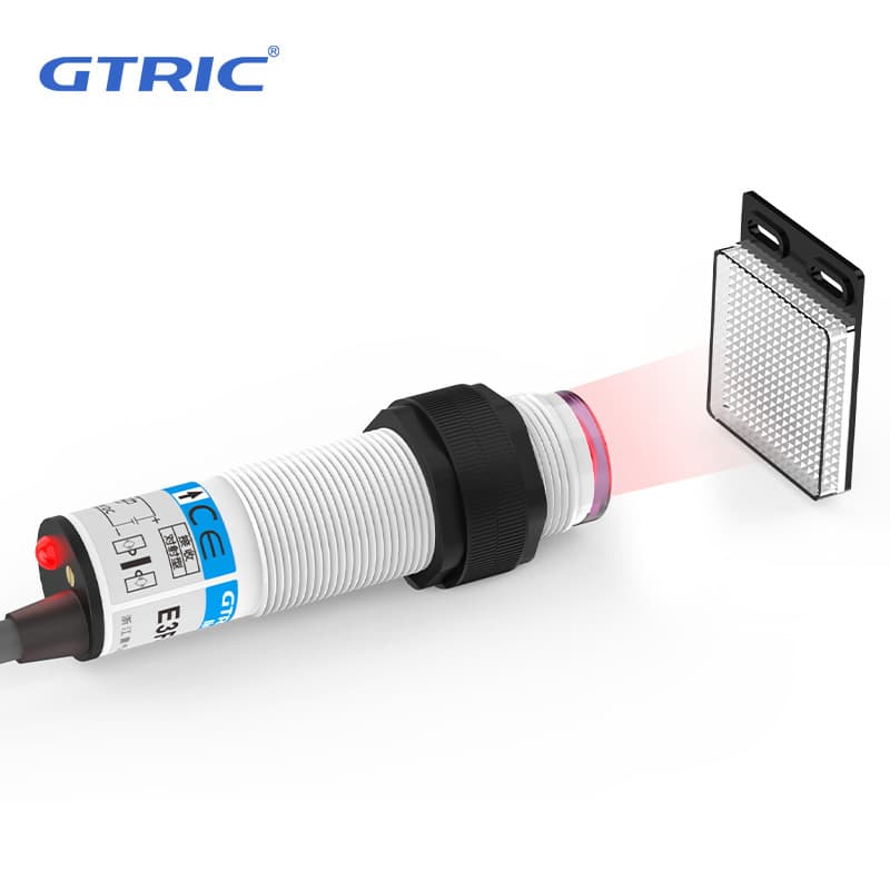 GTRIC retro-reflective photoelectric sensor, 2M sensing, 10-30V, NPN PNP, with reflector.
