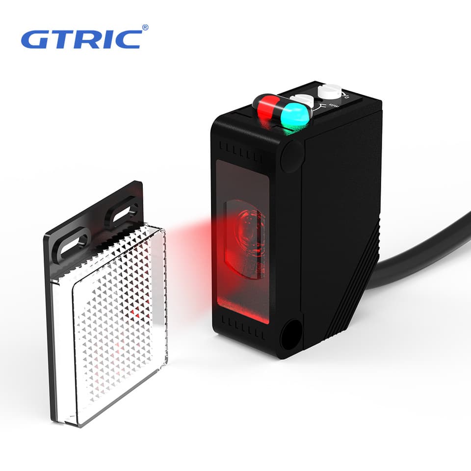 GTRIC E3Z-B61 retro-reflective photoelectric sensor, 4M sensing distance, NPN/PNP 10-30VDC, with bracket.